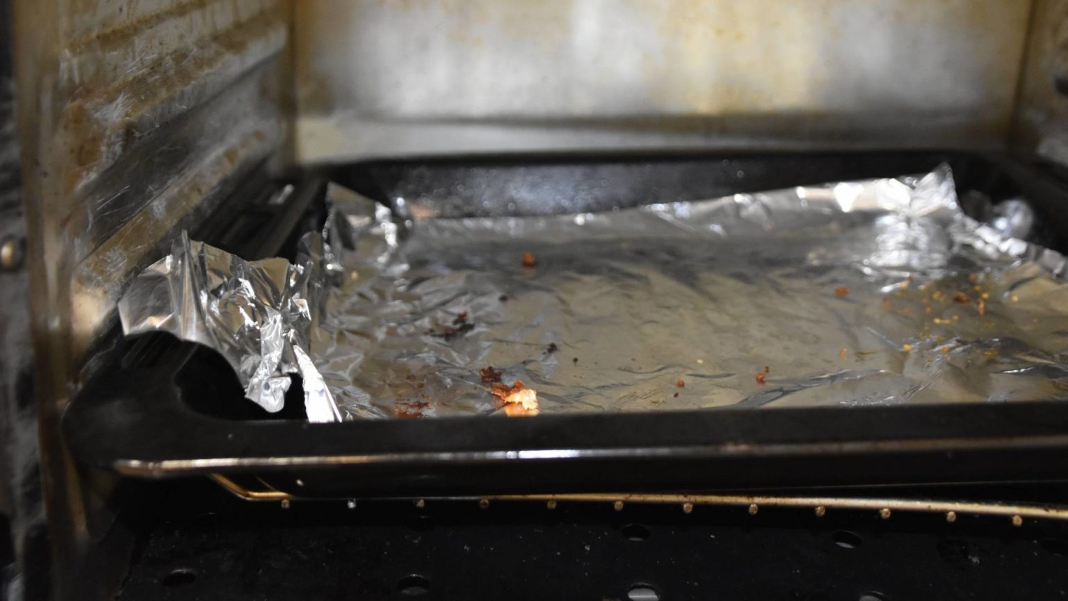 Can You Put Aluminum Foil, Parchment Paper & Wax Paper In The Toaster