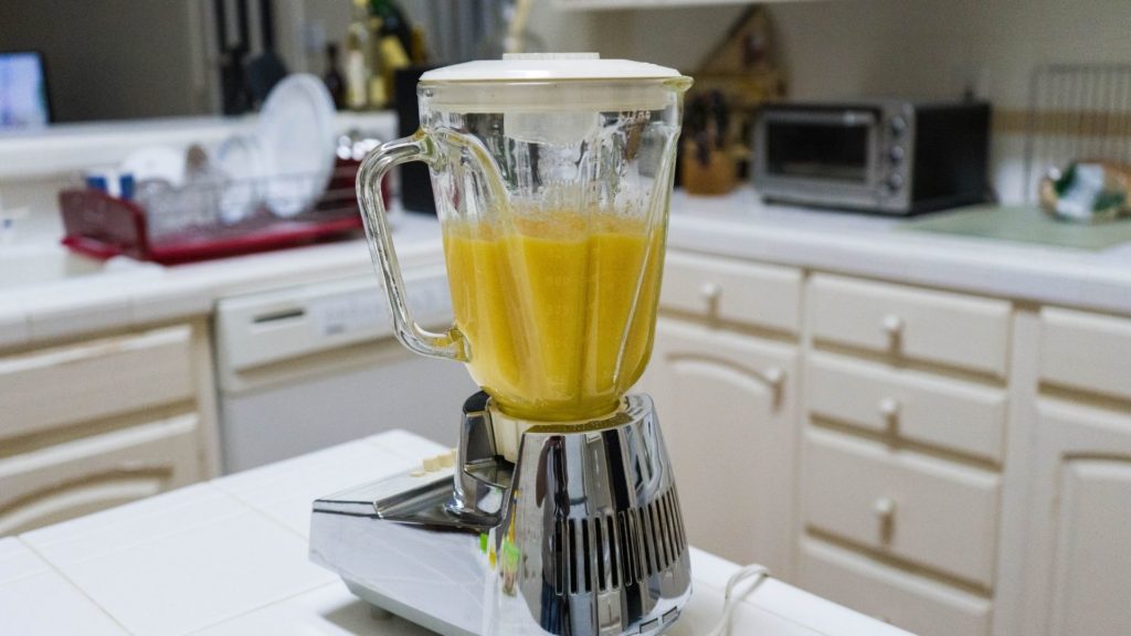 making a juice in the blender 