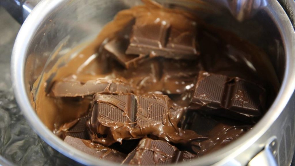 making a chocolate melt in chocolate pieces 