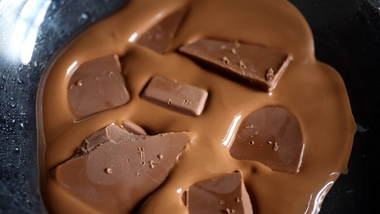 5 Double Boiler Substitute & How to Melt Chocolate Without It